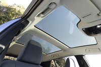 床面にバッテリーを敷き詰める床が高いパッケージングのため、オプションのパノラマルーフにはシェードが備わらない。その代わり電気的に曇りガラスにして遮光する調光機能が付いている。