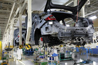 今となっては珍しくない自動車の混流生産だが、寄居工場では完全なランダムではなく、車種やボディーカラーが同じクルマをある程度まとめて流し、生産の効率化を図っている点が特徴だった。