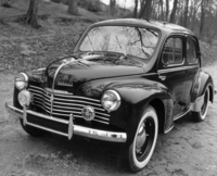 1946年に登場した「ルノー4CV」。モノコックの4ドアセダンボディーのリアに、760cc（50年から748cc）の直4 OHVエンジンを搭載、3段MTを介して後輪を駆動する。本国では61年までに110万台以上が作られ、フランス車初のミリオンセラーとなった。