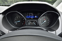 タコメーター（左）は7000rpmからレッドゾーン。スピードメーター（右）の表示は240km/hまで。