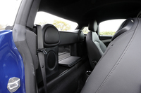 シートの後ろは、小さなカバンが置ける程度だが、ロックの付いた扉を倒せば、荷室への積み込みもできる。
（写真をクリックすると、トランクスルーの様子が見られます）