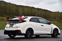 ホンダアクセスの純正アクセサリーを装着した「シビック タイプR」。スポーティーさを高めるカーボンパーツやレッドアイテムが多数ラインナップされる。