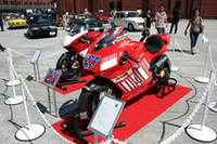 今シーズンのMoto GPでチャンピオン街道を爆走しているドゥカティ「デスモセディチGP7」（手前）。ドゥカティお得意のデスモドロミック（強制バルブ開閉機構）付きの水冷V4DOHC799ccエンジンは、最高出力200ps以上を発生、最高速度は310km/h以上に達する。
