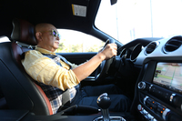 ステアリングを握る筆者。