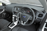 スポーティーな装いの「ボルボV40」限定発売の画像