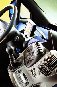 量産型「フィアット・ムルティプラ」のインストゥルメントパネル。ステアリング正面にディスプレイを差し込んだところ。