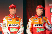 ニ輪で6度、四輪で2度総合優勝しているステファン・ペテランセル（左）とナビゲーターのジャン＝ルイ・コトレ。