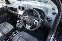 インパネのデザインは「パトリオット」と基本的に同じ。本革巻きのステアリングホイールとシフトノブ、オートエアコンなどが標準で備わる。
