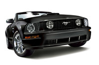 黒に染まった「フォード・マスタング」限定販売の画像