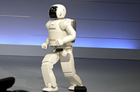 
	【6km/hのトップスピードは3歩目で到達！】
	
	スムーズな動きのダンスのあとは、直線の走りではその豪快（？）な走りをするアシモ。特に、旋回走行時の体の傾きや、スラローム時のクロスした足の使い方などに注目してください。
	
	
	（撮影／編集＝webCG 関）
	 