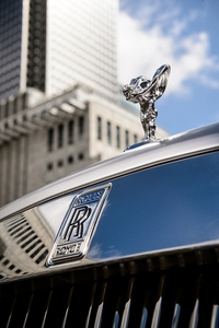 ボンネットの前端にあしらわれた女神像「スピリット・オブ・エクスタシー」。「フライングレディー」とも。
    