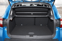 リアシートには分割可倒機構だけでなく、左右一体での前後スライド機構も採用される。荷室には床面の高さを2段階に調整できるフロアボードも備わる。（写真をクリックすると、ラゲッジルームのアレンジの様子が見られます）
    