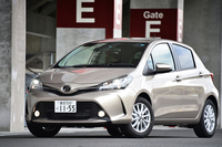 写真は「ヴィッツU」の1.3リッターモデル。燃費値は25.0km/リッター（JC08モード）を達成している。