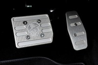 ペダルにはスコルピオーネ（サソリ）ロゴがあしらわれる。