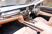 BMW7シリーズのコクピット。ナビやオーディオを操作するiDriveが日本仕様にあわせた設定となり、使い勝手が格段に向上した。
