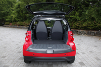 ラゲッジルームは上下分割開閉式で、ガラス部のみの開閉も可能。下側に開くテールゲートの内側にも、収納スペースが備わっている。
    