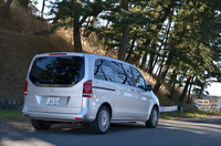 「メルセデス・ベンツV220d」のボディーサイズは、全長×全幅×全高＝4905×1930×1880mm。日本の代表的な高級ミニバン「トヨタ・アルファード」と比べた場合、長さと高さはほぼ同じだが、幅は80mm広い。