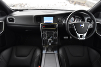 インテリアの様子。専用デザインの本革巻きステアリングホイールやシフトノブ、スポーツペダルなどでドレスアップされる。
    