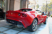 新エンジン搭載に伴い、排気管のレイアウトも変更され、テールパイプはセンター2本出しとなった。