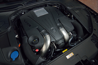 455psと71.3kgmを発生する、4.7リッターV8ツインターボエンジン。アイドリングストップ機能も備わっており、10.1km/リッター（JC08モード）の燃費を記録する。