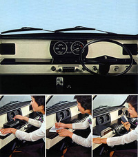 左ハンドルが作りやすいよう（実際には作られなかったが）メーターをセンターに配置し、左右対称としたインパネ。画像にあるように伝票処理などが可能なフラットなダッシュの脇にはペンホルダーも標準で備わり、「動くオフィス」としての機能をもたせている。