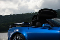 電動開閉式のソフトトップは、車速が50km/h以下であれば走行中でも操作が可能となっている。