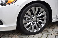 タイヤサイズは前後とも245/40R19。車内の静粛性を高めるため、ホイールには中空構造のレゾネーター（消音装置）が巻かれている。
    