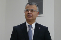 ブリヂストンの交通安全に関する取り組みについて説明する、ブリヂストン代表取締役CEOの西海和久氏。