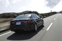 フロントと同様に、リアデザインも「踏ん張り感」を演出。タイヤの見える面を増やすことで、ワイドトレッドであることを強調している。