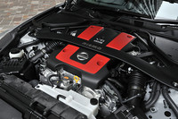 専用のカバーとストラットタワーバーが目を引く、バージョン NISMOのエンジンルーム。アウトプットは、ノーマル比で19psと0.9kgm増し。