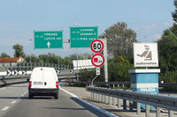 【写真1】花の都フィレンツェとティレニア海を結ぶアウトストラーダA11号線で。Rosignano M.とは、Rosignano Marittimo（ロジニャーノ・マリッティモ）のことだが、地元の人や地域の地理に詳しい人以外は、想像しにくい。