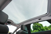 「508SW GT BlueHDi」には電動サンシェード付きのパノラミックガラスルーフが標準で装備される。