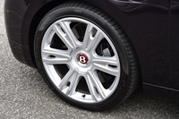 オプションの21インチアロイホイール。ホイールのスタンダードサイズは19インチとなっている。