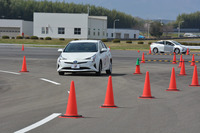 新製品「プレイズPX」と、スタンダードタイヤ「ネクストリー」を装着した2台の車両を乗り比べて、ハンドリングの違いを体感。