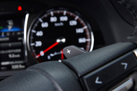 ターボ車には3.5リッターV6エンジン搭載車と同じく、ステアリングホイールにシフトパドルが装備される。