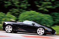 ワインディングロードを駆け抜ける「ガヤルドLP550-2 スパイダー」。前後の重量配分は43：57となっている。