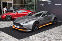 この日披露されたもう一台の限定車「ヴァンキッシュ ザガート」（写真奥）とのツーショット。