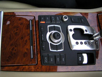 写真で、シフトレバーの左側に見えるのが、MMIコントローラー。選択＆決定のボタン付きダイヤルと、画面に連動したファンクションボタン、よく利用するメニューボタンなどから成る。