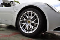 14スポークの鍛造アルミホイールは、セットオプション「スポーツパック」に含まれるもの。なお、ノーマルでは鋳造の6スポークとなる。