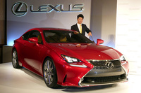 プロゴルファーの松山英樹選手と2013年の東京モーターショーで公開された「レクサスRC」。