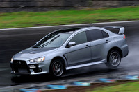 雨のショートサーキットを果敢に攻める「ファイナルエディション」。エンジンは最高出力を向上させ、中高速域で伸びのある出力特性としている。