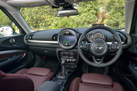 「クーパーSクラブマン」のインストゥルメントパネルまわり。ハッチバックモデルとは大きく異なる、クラブマン専用の意匠が採用されている。