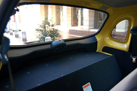 ハイブリッド車の荷室はバッテリーが収納されるため、ご覧の通り荷物を置くスペースがほとんどない