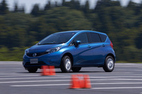 360度ターンに臨む「日産ノート」。ドライバーの必死さとは裏腹に、その動きはゆったりとしている。