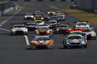 GT300クラスのスタートシーン。
    
