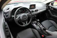 「アクセラスポーツXD」のインテリア。