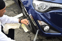 アルミテープが貼り付けられる箇所は車種によって異なるという。この日のテストでは、フロントタイヤの前方やフロントガラス下方の両端、ステアリングコラムの根元などに貼り付けられた。