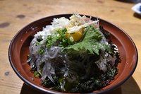 バス停にも名前が付いている茅ヶ崎の超有名店「えぼし本店」の生しらす丼。