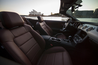 インテリアも「マスタング」らしさを守りながら、時代に即した進化を遂げている。