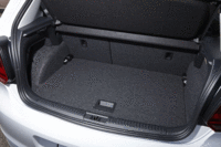 床面の高さを2段階に調整できるフロアボード。ひもやフックなどを使わなくても、開けた状態のまま固定しておくことができる。（写真をクリックすると、フロアボードによるアレンジの様子が見られます）